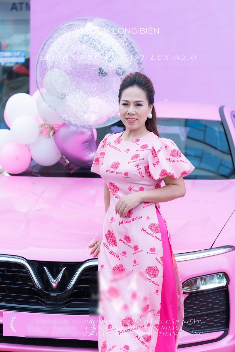 Lộ diện nữ chủ nhân chiếc xe VinFast Lux A2.0 màu hồng đầu tiên tại Hải Dương
