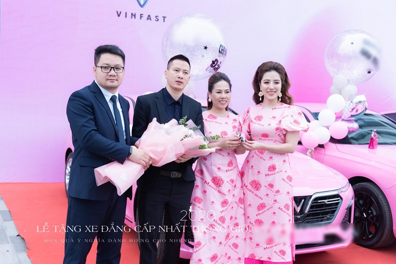 Lộ diện nữ chủ nhân chiếc xe VinFast Lux A2.0 màu hồng đầu tiên tại Hải Dương