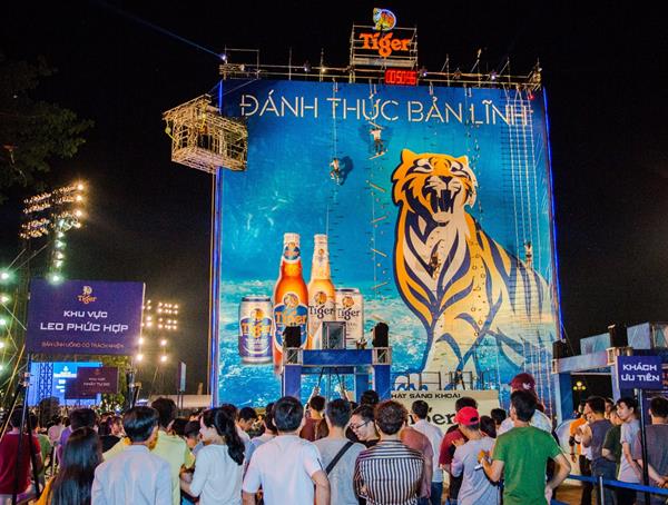 Á hậu Mâu Thủy “đặt gạch” so gân cùng fan Đà Nẵng trên bức tường cao kỷ lục Việt Nam