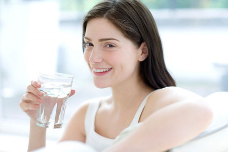 Uống nước liên tục là cách góp phần bảo vệ bạn trước sự tấn công của virus corona